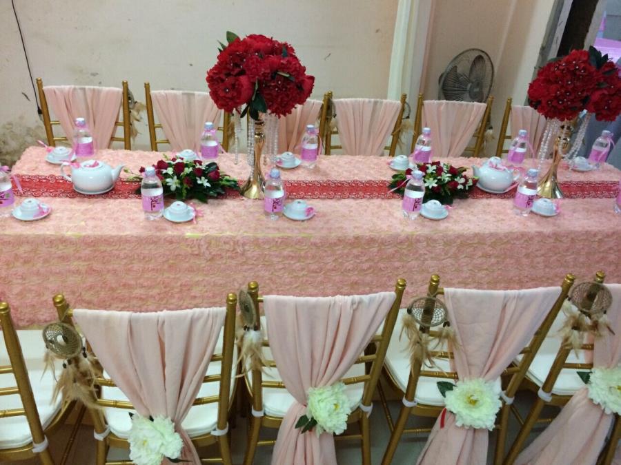 dịch vụ cưới hỏi trọn gói - Trang trí nhà cưới trọn gói với vải hoa hồng trải trên bàn cùng lọ hoa đỏ tươi đẹp TTNCH153