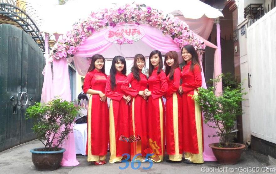 Cho thuê đội bưng quả nữ với ái dài đỏ  BQNU28 : Mẫu cưới hỏi trọn gói 365 của công ty dịch vụ trang trí nhà tiệc cưới hỏi đẹp rẻ uy tín ở tại quận Tân Phú Sài Gòn TPHCM Gò Vấp