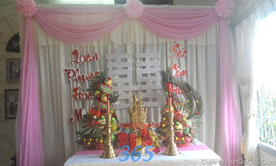 Trang trí bàn thờ gia tiên ngày cưới tông màu hồng phấn với vải voan mềm BT26 : Mẫu cưới hỏi trọn gói 365 của công ty dịch vụ trang trí nhà tiệc cưới hỏi đẹp rẻ uy tín ở tại quận Tân Phú Sài Gòn TPHCM Gò Vấp