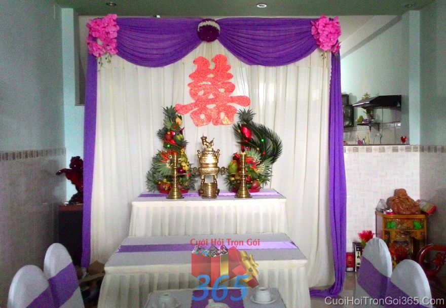 Trang trí bàn thờ gia tiên ngày cưới tông màu tím với  vải  BT30 : Mẫu cưới hỏi trọn gói 365 của công ty dịch vụ trang trí nhà tiệc cưới hỏi đẹp rẻ uy tín ở tại quận Tân Phú Sài Gòn TPHCM Gò Vấp