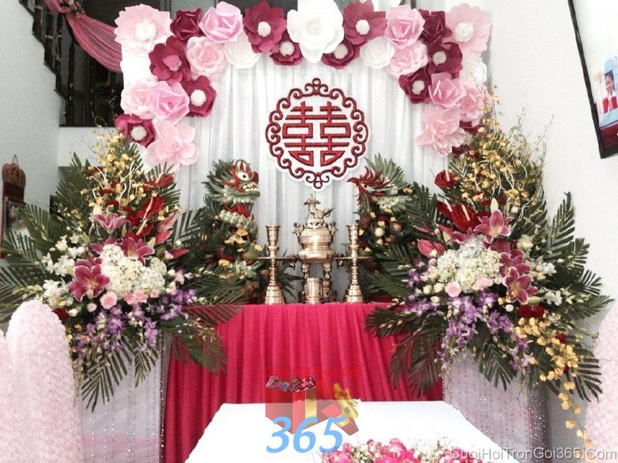 Trang trí bàn thờ gia tiên ngày cưới tông màu trắng hồng với  hoa  BT28 : Mẫu cưới hỏi trọn gói 365 của công ty dịch vụ trang trí nhà tiệc cưới hỏi đẹp rẻ uy tín ở tại quận Tân Phú Sài Gòn TPHCM Gò Vấp