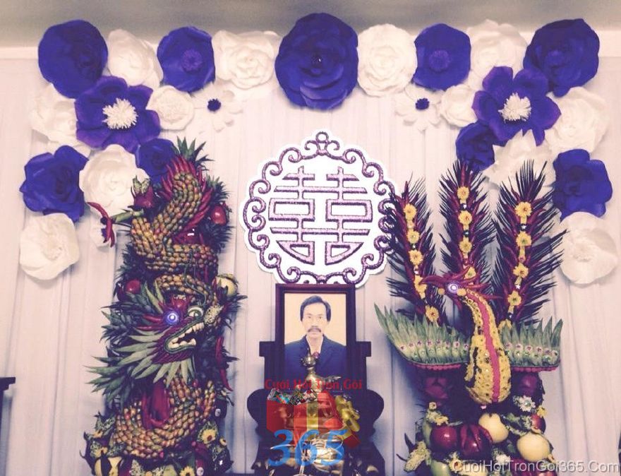 Trang trí bàn thờ gia tiên ngày cưới tông màu trắng xanh dương với  hoa  BT29 : Mẫu cưới hỏi trọn gói 365 của công ty dịch vụ trang trí nhà tiệc cưới hỏi đẹp rẻ uy tín ở tại quận Tân Phú Sài Gòn TPHCM Gò Vấp