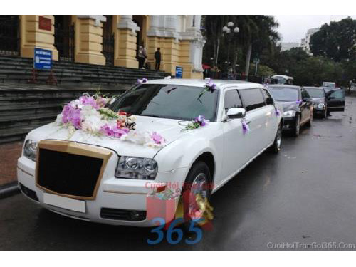 Shop dịch vụ cưới hỏi cưới hỏi 365 | công ty, shop cưới hỏi: trang trí nhà đám cưới, bàn thờ gia tiên, cắt dán chữ; cổng hoa tươi, cổng hoa vải, hoa cầm tay, hoa để bàn, hoa trang trí ngày cưới; mâm quả cưới hỏi, nhân sự bưng quả ; cho thuê bàn ghế, nhà bạt, khung rạp - Cho thuê xe cưới 7 chỗ màu trắng kết hoa lan hồ điệp màu trắng tím để đón rước dâu ngày đám X7C04