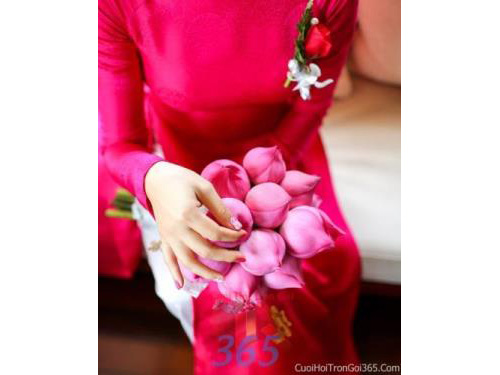 Shop dịch vụ cưới hỏi cưới hỏi 365 | công ty, shop cưới hỏi: trang trí nhà đám cưới, bàn thờ gia tiên, cắt dán chữ; cổng hoa tươi, cổng hoa vải, hoa cầm tay, hoa để bàn, hoa trang trí ngày cưới; mâm quả cưới hỏi, nhân sự bưng quả ; cho thuê bàn ghế, nhà bạt, khung rạp - Hoa cầm tay cô dâu tông hồng sen kết đẹp, dễ thương cho ngày lễ ăn hỏi, tiệc đám cưới HC10