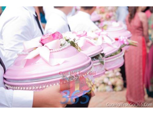 Shop dịch vụ cưới hỏi cưới hỏi 365 | công ty, shop cưới hỏi: trang trí nhà đám cưới, bàn thờ gia tiên, cắt dán chữ; cổng hoa tươi, cổng hoa vải, hoa cầm tay, hoa để bàn, hoa trang trí ngày cưới; mâm quả cưới hỏi, nhân sự bưng quả ; cho thuê bàn ghế, nhà bạt, khung rạp - Mâm quả cao cấp pha lê, sơn mài cho đám cưới cao cấp MQCC05