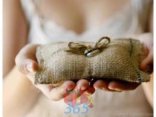 Phụ kiện đám cưới gối nhẫn bằng vải bố giản dị dùng để trang trí bàn ký tên đón khách, không gian tiệc cưới nhà PKC49 : Mẫu cưới hỏi trọn gói 365 của công ty dịch vụ trang trí nhà tiệc cưới hỏi đẹp rẻ uy tín ở tại quận Tân Phú Sài Gòn TPHCM Gò Vấp
