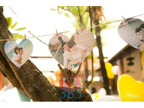 Phụ kiện đám cưới hình treo cắt khuôn trái tim dễ thương dùng để trang trí bàn ký tên đón khách, không gian tiệc cưới nhà PKC55 : Mẫu cưới hỏi trọn gói 365 của công ty dịch vụ trang trí nhà tiệc cưới hỏi đẹp rẻ uy tín ở tại quận Tân Phú Sài Gòn TPHCM Gò Vấp