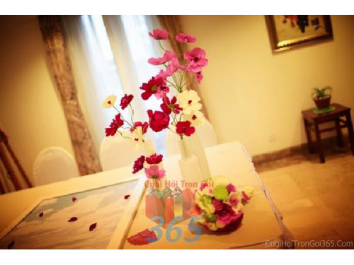 Phụ kiện đám cưới lọ hoa nhỏ xinh màu hồng dùng để trang trí bàn ký tên đón khách, không gian tiệc cưới nhà PKC60 : Mẫu cưới hỏi trọn gói 365 của công ty dịch vụ trang trí nhà tiệc cưới hỏi đẹp rẻ uy tín ở tại quận Tân Phú Sài Gòn TPHCM Gò Vấp