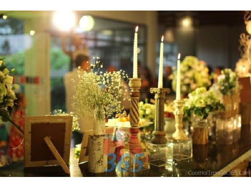 Phụ kiện đám cưới lọ hoa pi trắng nhỏ xinh, nến trang trí dùng để trang trí bàn ký tên đón khách, không gian tiệc cưới nhà PKC63 : Mẫu cưới hỏi trọn gói 365 của công ty dịch vụ trang trí nhà tiệc cưới hỏi đẹp rẻ uy tín ở tại quận Tân Phú Sài Gòn TPHCM Gò Vấp