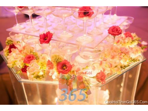 Trang trí bánh kem ngày cưới với hoa tươi tông màu đỏ để trang trí lễ cưới, tiệc cưới nhà hàng TTBC21 : Mẫu cưới hỏi trọn gói 365 của công ty dịch vụ trang trí nhà tiệc cưới hỏi đẹp rẻ uy tín ở tại quận Tân Phú Sài Gòn TPHCM Gò Vấp