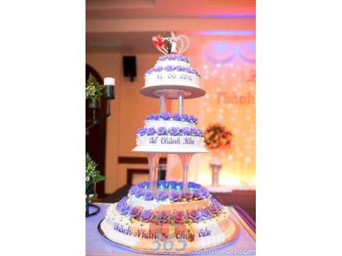 Trang trí bánh kem ngày cưới với hoa tươi tông màu trắng tím lãng mạn để trang trí lễ cưới, tiệc cưới nhà hàng TTBC06 : Mẫu cưới hỏi trọn gói 365 của công ty dịch vụ trang trí nhà tiệc cưới hỏi đẹp rẻ uy tín ở tại quận Tân Phú Sài Gòn TPHCM Gò Vấp