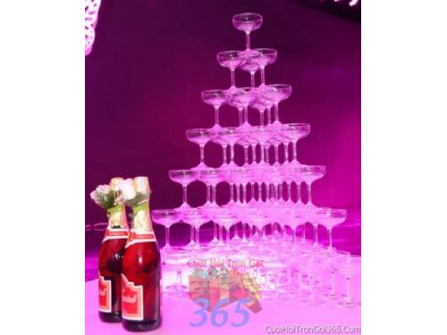 Trang trí tháp rượu champagne ngày cưới với hoa tươi để trang trí lễ cưới, tiệc cưới nhà hàng TTBC23 : Mẫu cưới hỏi trọn gói 365 của công ty dịch vụ trang trí nhà tiệc cưới hỏi đẹp rẻ uy tín ở tại quận Tân Phú Sài Gòn TPHCM Gò Vấp
