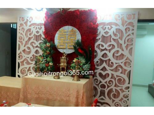 Shop dịch vụ cưới hỏi cưới hỏi 365 | công ty, shop cưới hỏi: trang trí nhà đám cưới, bàn thờ gia tiên, cắt dán chữ; cổng hoa tươi, cổng hoa vải, hoa cầm tay, hoa để bàn, hoa trang trí ngày cưới; mâm quả cưới hỏi, nhân sự bưng quả ; cho thuê bàn ghế, nhà bạt, khung rạp - Bàn thờ gia tiên ngày cưới kết đầy hoa màu đỏ rực rỡ