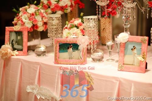 Shop dịch vụ cưới hỏi cưới hỏi 365 | công ty, shop cưới hỏi: trang trí nhà đám cưới, bàn thờ gia tiên, cắt dán chữ; cổng hoa tươi, cổng hoa vải, hoa cầm tay, hoa để bàn, hoa trang trí ngày cưới; mâm quả cưới hỏi, nhân sự bưng quả ; cho thuê bàn ghế, nhà bạt, khung rạp - Phụ kiện khung hình cưới trang trí đám cưới, không gian tiệc nhà hàng sang trọng ấn tượng PKC10