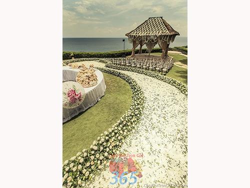 Shop dịch vụ cưới hỏi cưới hỏi 365 | công ty, shop cưới hỏi: trang trí nhà đám cưới, bàn thờ gia tiên, cắt dán chữ; cổng hoa tươi, cổng hoa vải, hoa cầm tay, hoa để bàn, hoa trang trí ngày cưới; mâm quả cưới hỏi, nhân sự bưng quả ; cho thuê bàn ghế, nhà bạt, khung rạp - Trang trí lối đi sân khấu không gian tiệc cưới trong nhà hàng TTNH48
