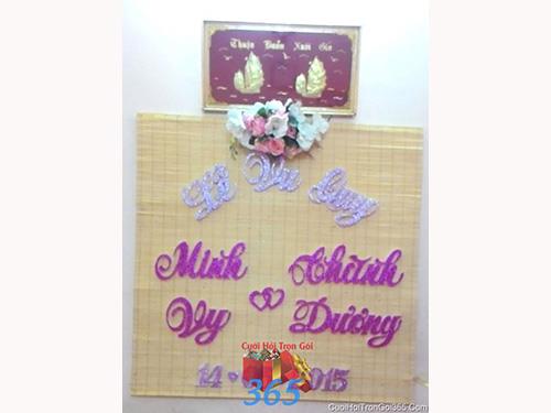 Shop dịch vụ cưới hỏi cưới hỏi 365 | công ty, shop cưới hỏi: trang trí nhà đám cưới, bàn thờ gia tiên, cắt dán chữ; cổng hoa tươi, cổng hoa vải, hoa cầm tay, hoa để bàn, hoa trang trí ngày cưới; mâm quả cưới hỏi, nhân sự bưng quả ; cho thuê bàn ghế, nhà bạt, khung rạp - Cắt dán chữ mốp xốp màu tím trên mành tre trang trí cho lễ vu quy ngày đám  CDC24