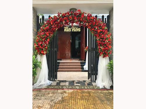 Shop dịch vụ cưới hỏi cưới hỏi 365 | công ty, shop cưới hỏi: trang trí nhà đám cưới, bàn thờ gia tiên, cắt dán chữ; cổng hoa tươi, cổng hoa vải, hoa cầm tay, hoa để bàn, hoa trang trí ngày cưới; mâm quả cưới hỏi, nhân sự bưng quả ; cho thuê bàn ghế, nhà bạt, khung rạp - Cổng cưới hoa vải dành cho lễ tân hôn kết mái vòm hoa đồng tiền đỏ rự CHV34