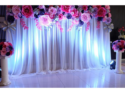 Shop dịch vụ cưới hỏi cưới hỏi 365 | công ty, shop cưới hỏi: trang trí nhà đám cưới, bàn thờ gia tiên, cắt dán chữ; cổng hoa tươi, cổng hoa vải, hoa cầm tay, hoa để bàn, hoa trang trí ngày cưới; mâm quả cưới hỏi, nhân sự bưng quả ; cho thuê bàn ghế, nhà bạt, khung rạp - Backdrop chụp ảnh cưới hoa giấy phủ tấm vải voan trắng dịu  BDNH92
