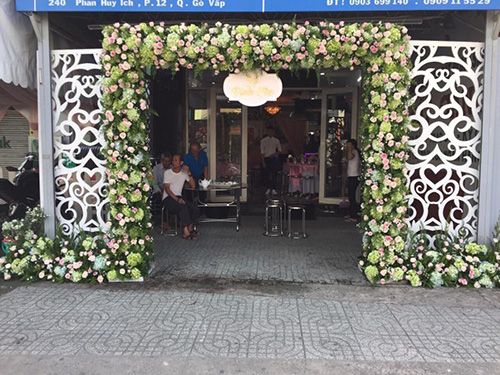 Shop dịch vụ cưới hỏi cưới hỏi 365 | công ty, shop cưới hỏi: trang trí nhà đám cưới, bàn thờ gia tiên, cắt dán chữ; cổng hoa tươi, cổng hoa vải, hoa cầm tay, hoa để bàn, hoa trang trí ngày cưới; mâm quả cưới hỏi, nhân sự bưng quả ; cho thuê bàn ghế, nhà bạt, khung rạp - Mẫu cổng cưới hoa tươi hoành tráng gam xanh và  CHT57