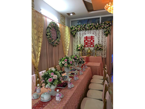 Shop dịch vụ cưới hỏi cưới hỏi 365 | công ty, shop cưới hỏi: trang trí nhà đám cưới, bàn thờ gia tiên, cắt dán chữ; cổng hoa tươi, cổng hoa vải, hoa cầm tay, hoa để bàn, hoa trang trí ngày cưới; mâm quả cưới hỏi, nhân sự bưng quả ; cho thuê bàn ghế, nhà bạt, khung rạp - Mẫu hoa để bàn hai họ với sắc màu tươi sáng từ hoa hồng, hoa cẩm tú HDB45
