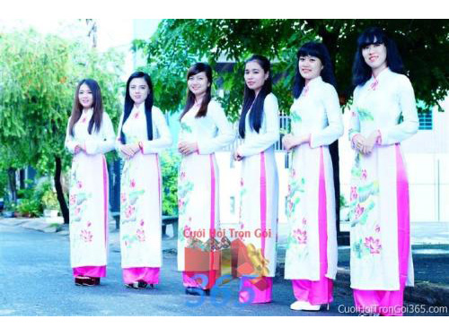 Shop dịch vụ cưới hỏi cưới hỏi 365 | công ty, shop cưới hỏi: trang trí nhà đám cưới, bàn thờ gia tiên, cắt dán chữ; cổng hoa tươi, cổng hoa vải, hoa cầm tay, hoa để bàn, hoa trang trí ngày cưới; mâm quả cưới hỏi, nhân sự bưng quả ; cho thuê bàn ghế, nhà bạt, khung rạp - Cung cấp cho thuê đội ngũ nhân viên bưng quả nữ với đồng phục nữ áo dài trắng hoa sen và quần vải phi bóng màu hồng BQNU27