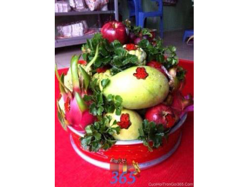 Mâm quả cưới hỏi trái cây tươi ngon được trang trí bởi lá làm lễ vật đính hôn, đám  MQ38 : Mẫu cưới hỏi trọn gói 365 của công ty dịch vụ trang trí nhà tiệc cưới hỏi đẹp rẻ uy tín ở tại quận Tân Phú Sài Gòn TPHCM Gò Vấp