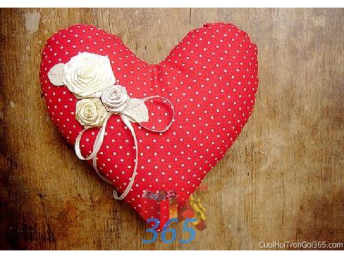 Phụ kiện gối nhẫn màu trắng đỏ chấm pi hình trái tim dễ thương dùng để trang trí bàn ký tên, không gian tiệc sang trọng ngày đám cưới tại nhà  PKC81 : Mẫu cưới hỏi trọn gói 365 của công ty dịch vụ trang trí nhà tiệc cưới hỏi đẹp rẻ uy tín ở tại quận Tân Phú Sài Gòn TPHCM Gò Vấp