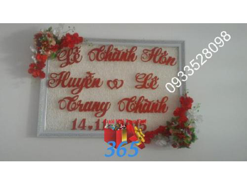Shop dịch vụ cưới hỏi cưới hỏi 365 | công ty, shop cưới hỏi: trang trí nhà đám cưới, bàn thờ gia tiên, cắt dán chữ; cổng hoa tươi, cổng hoa vải, hoa cầm tay, hoa để bàn, hoa trang trí ngày cưới; mâm quả cưới hỏi, nhân sự bưng quả ; cho thuê bàn ghế, nhà bạt, khung rạp - Trang trí bảng tên ngày cưới với khung hoa BT25